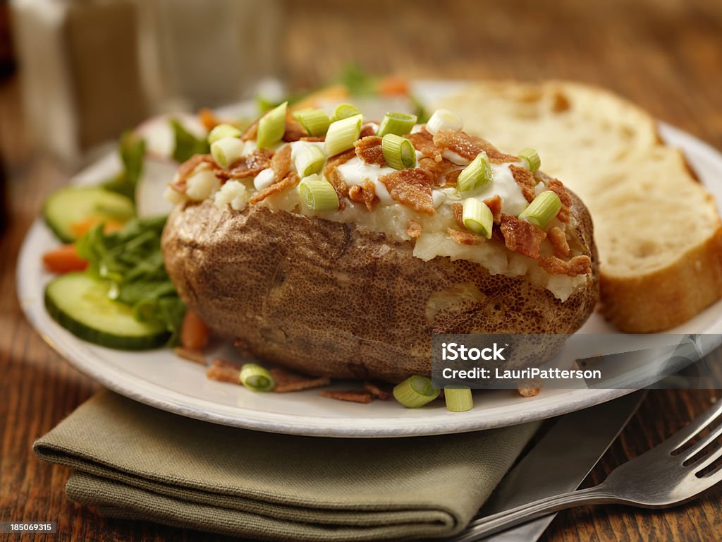 Cocido patata rellena - Foto de stock de Patata al horno libre de derechos