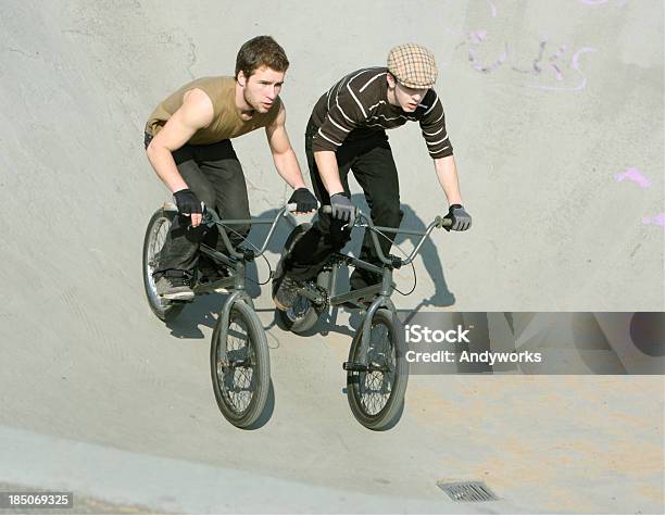 Photo libre de droit de Deux Bmx Rider banque d'images et plus d'images libres de droit de Vélo acrobatique - Vélo acrobatique, Adolescent, Adulte