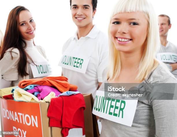 Gruppo Di Volontari Con La Donazione Di - Fotografie stock e altre immagini di Abbigliamento - Abbigliamento, Abbigliamento casual, Adolescente