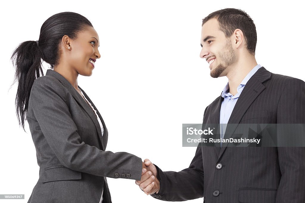 Retrato de dois parceiros de sucesso apertos após fechar um acordo - Royalty-free Fundo Branco Foto de stock