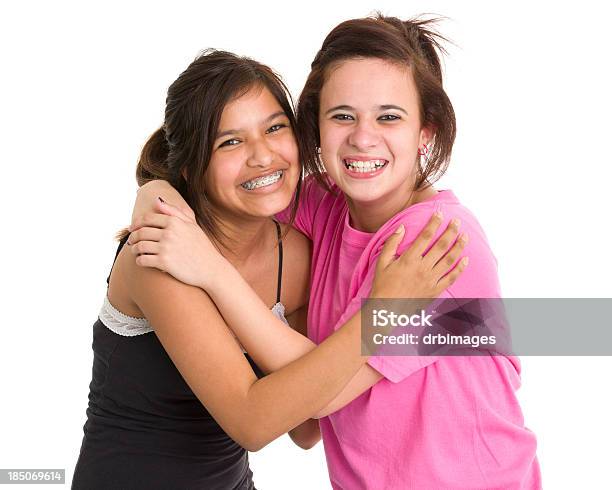 10 代の少女を包むと笑う - 14歳から15歳のストックフォトや画像を多数ご用意 - 14歳から15歳, 2人, カジュアルウェア