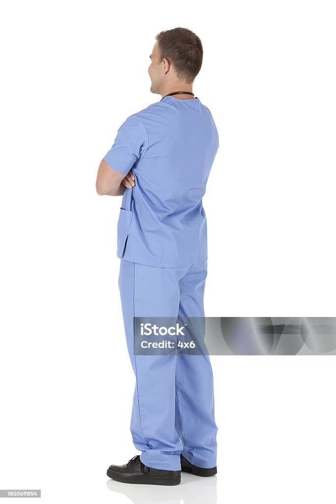 Perfil de un hombre de pie con los brazos cruzados enfermería - Foto de stock de Doctor libre de derechos