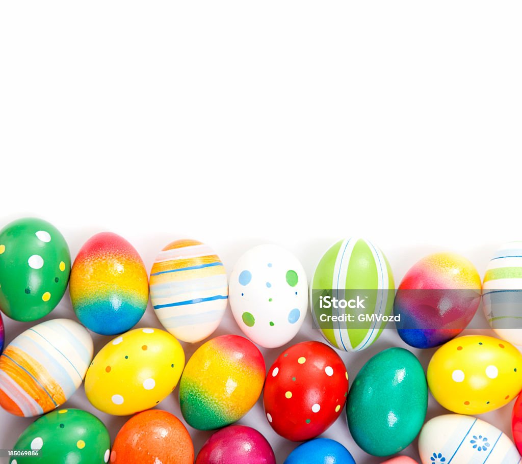 Uova di Pasqua colorate decorate su sfondo in legno - Foto stock royalty-free di Colore brillante