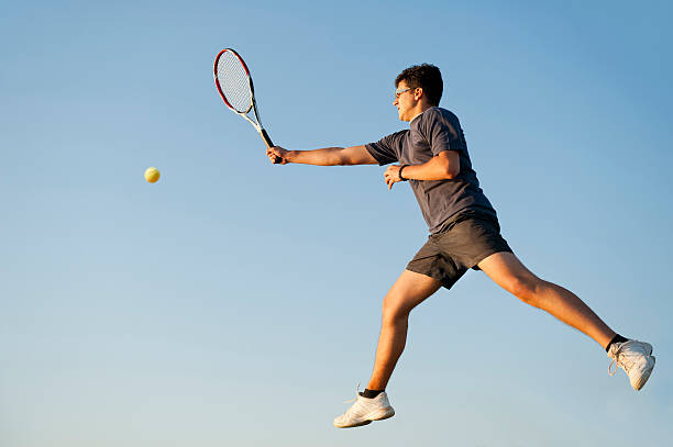 jugador de tenis en volea de voleibol - athlete flying tennis recreational pursuit fotografías e imágenes de stock