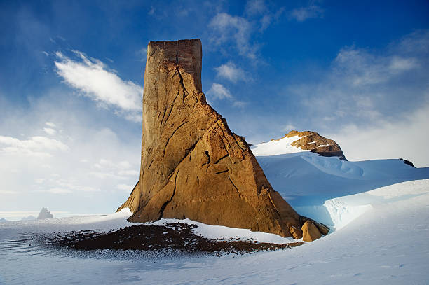 holtanna pico da montanha na antártica - rough antarctica wintry landscape south pole - fotografias e filmes do acervo