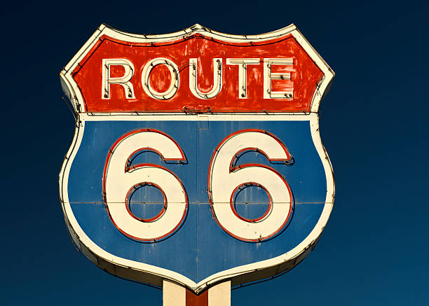 americana de la route 66 en rouge et bleu néon signe autoroute - route 66 retro revival american culture sign photos et images de collection