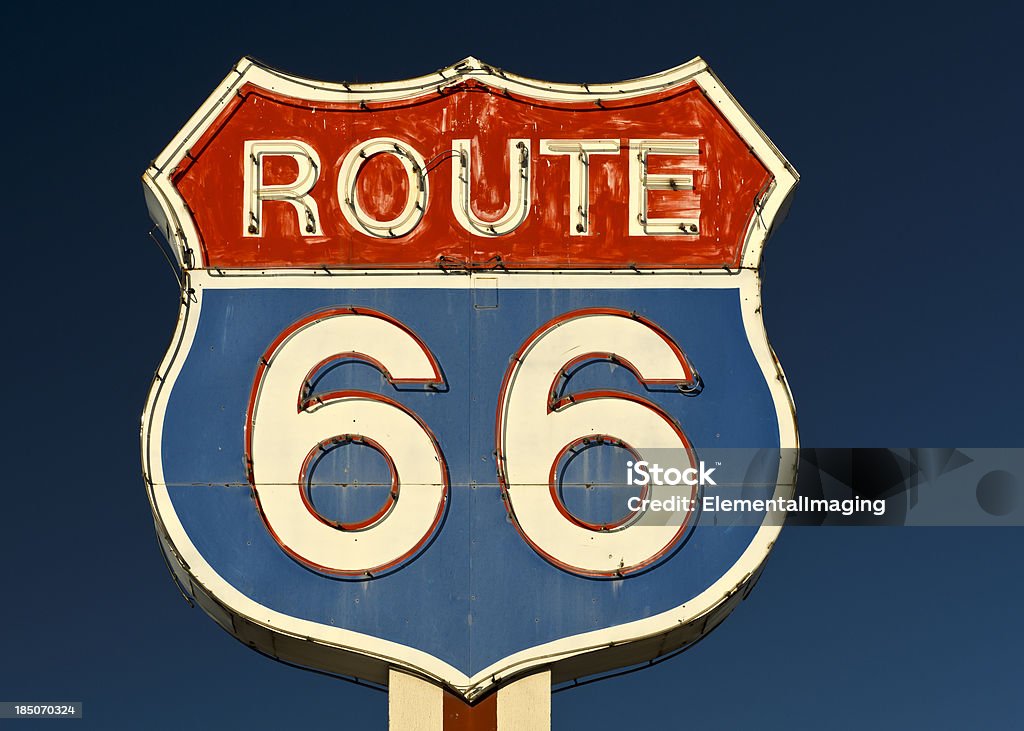 Route 66 Americana vermelha e placa de Neon azul Highway - Foto de stock de Rota 66 royalty-free