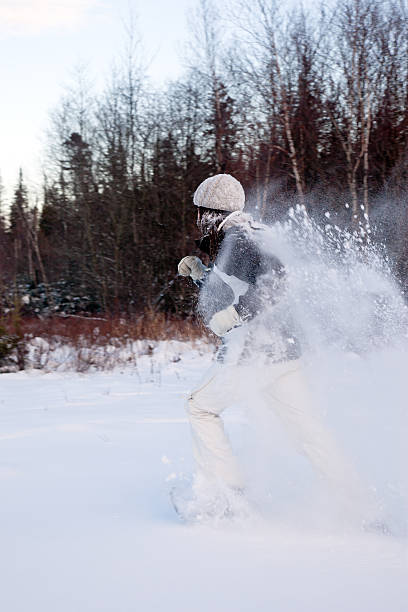 femme cours'en raquettes dans la poudreuse - winter snowshoeing running snowshoe photos et images de collection