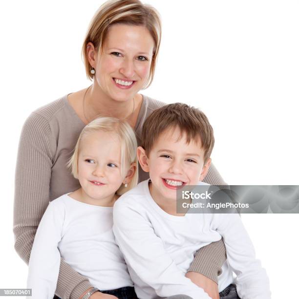 Joven Madre Con Dos Hijos Foto de stock y más banco de imágenes de 2-3 años - 2-3 años, 6-7 años, Abrazar