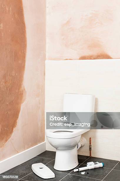 Частично Установлены Туалет В Ванной Комнате Реконструкции — стоковые фотографии и другие картинки Белый