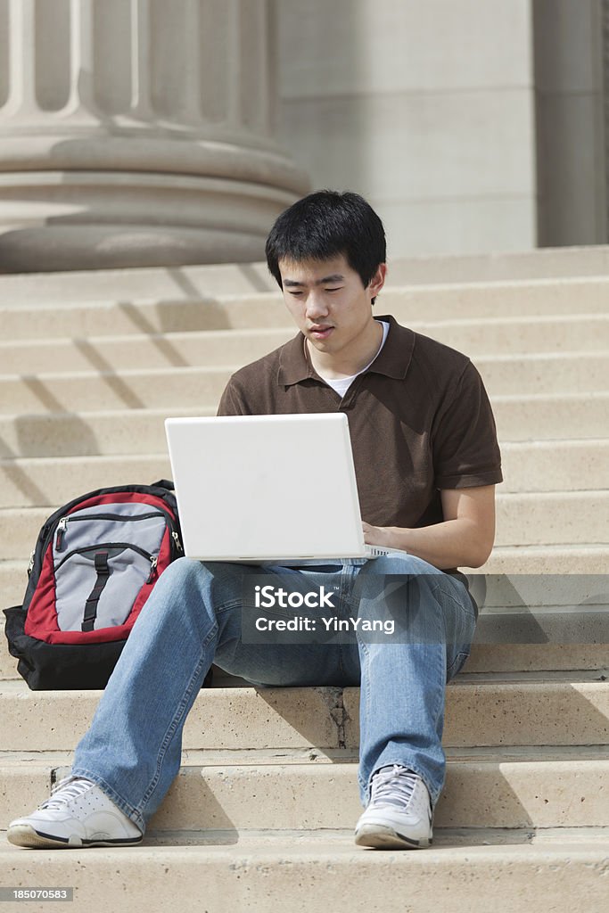 Chinês aluno trabalhando com o Laptop no Campus da Universidade - Foto de stock de 20 Anos royalty-free