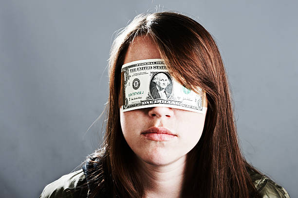パッシブ若い女性をしている米国ドル紙幣目隠し - currency silence censorship behavior ストックフォトと画像