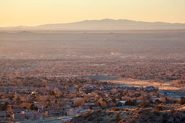 sudoeste pôr do sol vista da cidade - house residential structure southwest usa albuquerque imagens e fotografias de stock