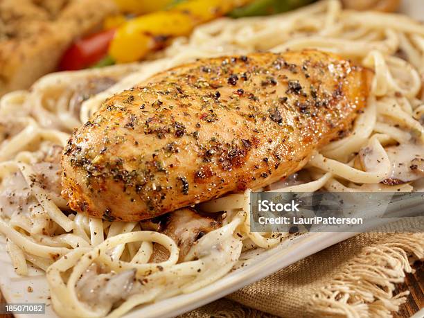 Foto de Frango Assado Com Musroom Linguine e mais fotos de stock de Espaguete - Espaguete, Frango Assado, Molho Branco - Molho