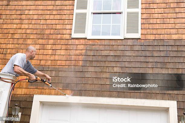 Foto de Homem Energia Lavando Exterior Herpezóster e mais fotos de stock de Lavar - Lavar, Geração de Combustível e Energia, Casa