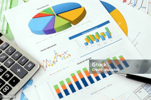 Análise De Dados Financeiros - Fotografias de stock e mais imagens de Calculadora - Calculadora, Calcular, Caneta