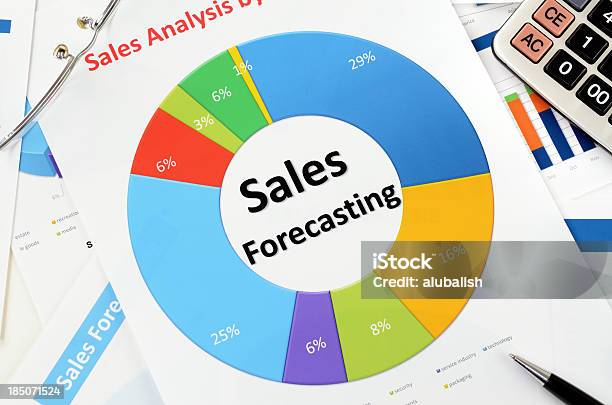 Foto de Relatório E Previsões De Vendas e mais fotos de stock de Aprimoramento - Aprimoramento, Calculadora, Calcular