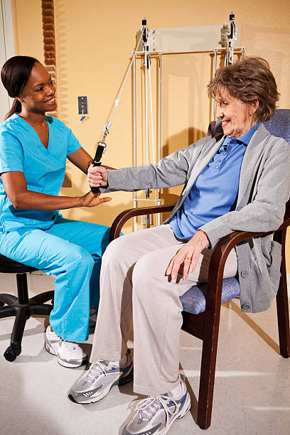 物理療法士が、患者に上肢 exerc - sc0527 ストックフォトと画像