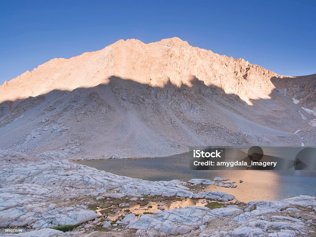 Paisaje de luces y sombras lago de montaña - Foto de stock de Agua libre de derechos