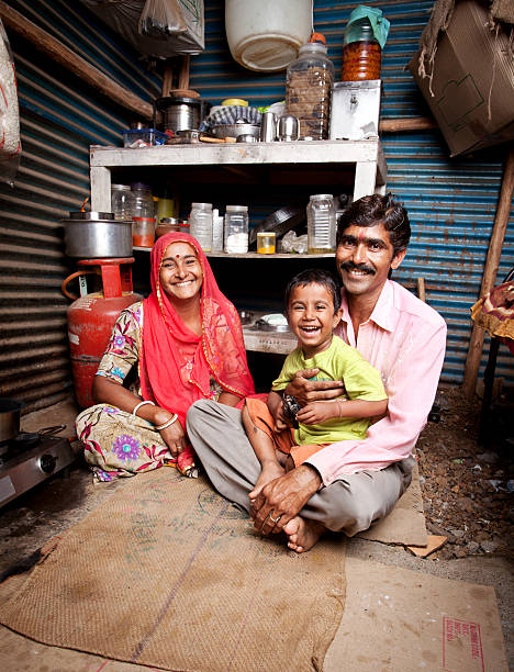 enthousiaste rajasthani indiens ruraux mère père et fils - adoption early teens teenager family photos et images de collection