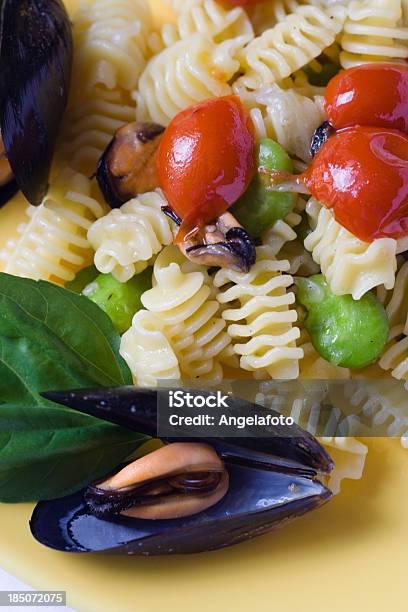 Cozze Pasta Con Pomodori E Fave - Fotografie stock e altre immagini di Alimentazione sana - Alimentazione sana, Basilico, Cibi e bevande