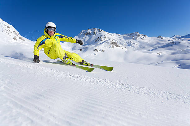 skifahrer skulptur auf der piste - carving skiing stock-fotos und bilder