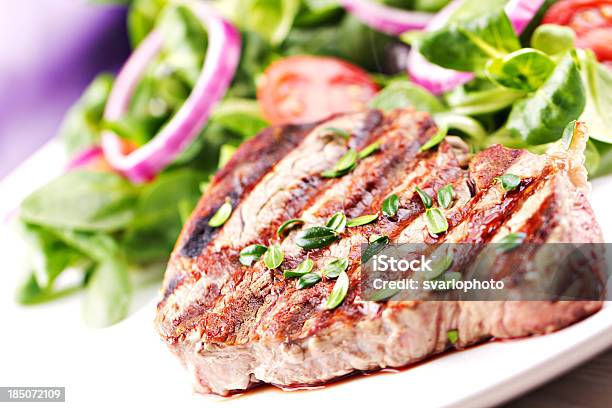 Filete De Carne De Res Con Ensalada Foto de stock y más banco de imágenes de Aceite de oliva - Aceite de oliva, Aceite para cocinar, Aceituna