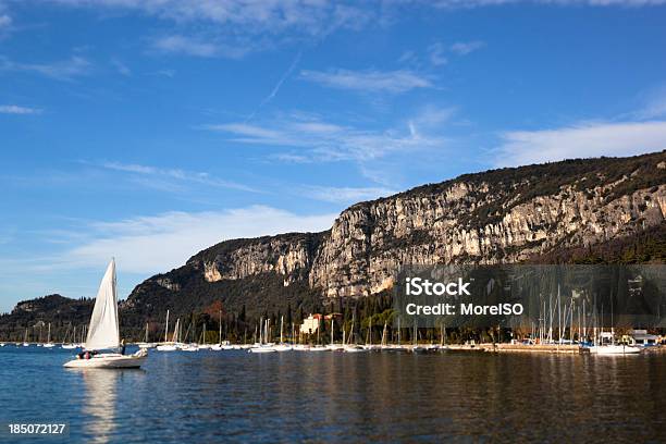 Barca A Vela Inserendo Il Porto - Fotografie stock e altre immagini di Acqua - Acqua, Andare in barca a vela, Baia