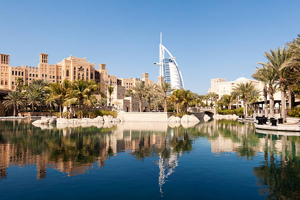 sur la ville de dubaï, dans les émirats arabes unis - madinat jumeirah hotel photos et images de collection