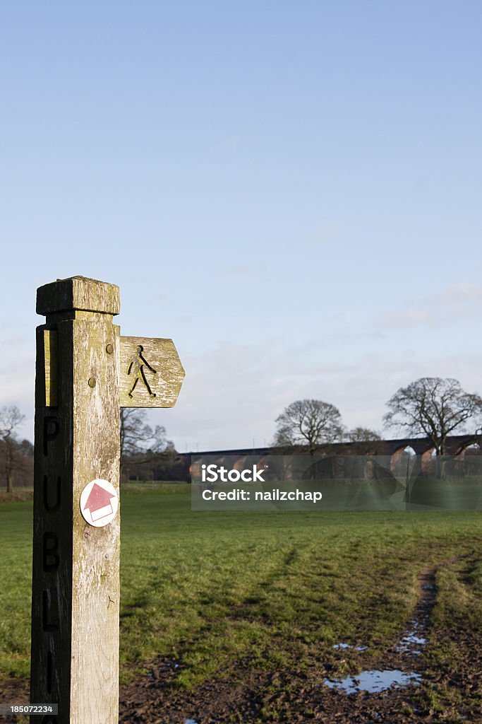 Trilho poste de sinalização com Viaduto no fundo - Royalty-free Campo agrícola Foto de stock
