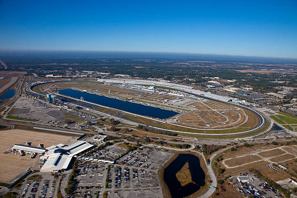 vista aérea de daytona speedway, flórida - corrida de stock car - fotografias e filmes do acervo