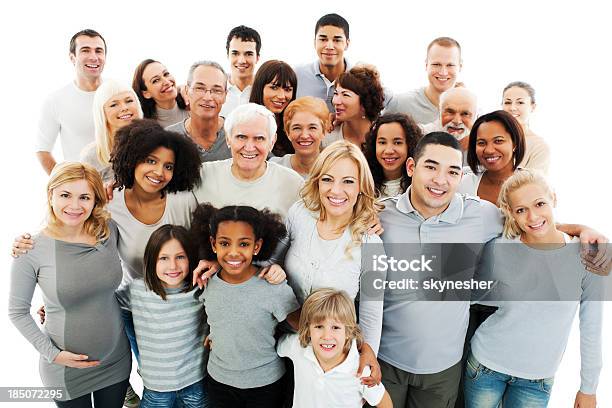 Grande Gruppo Di Gente Felice Sorridente E Abbracciare - Fotografie stock e altre immagini di Gruppo di persone