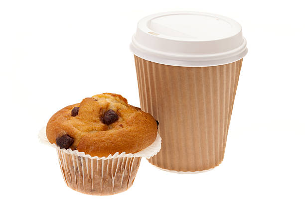 estrarre la prima colazione in viaggio - coffee muffin take out food disposable cup foto e immagini stock