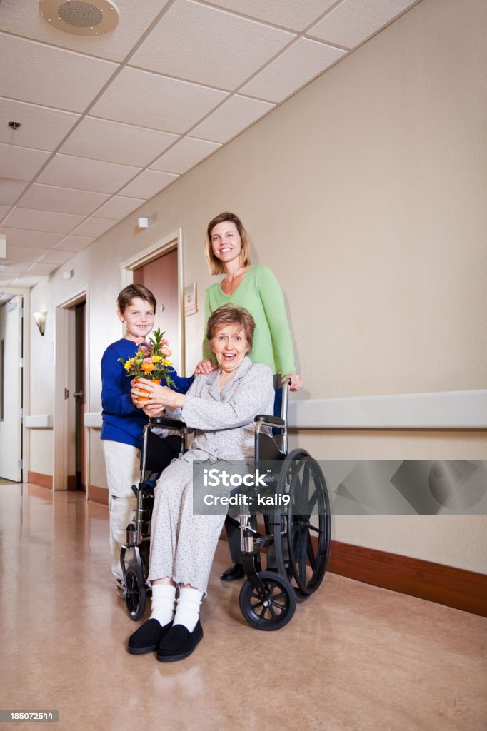 Famílias visitando idosos mulher em hospital - Foto de stock de 30 Anos royalty-free