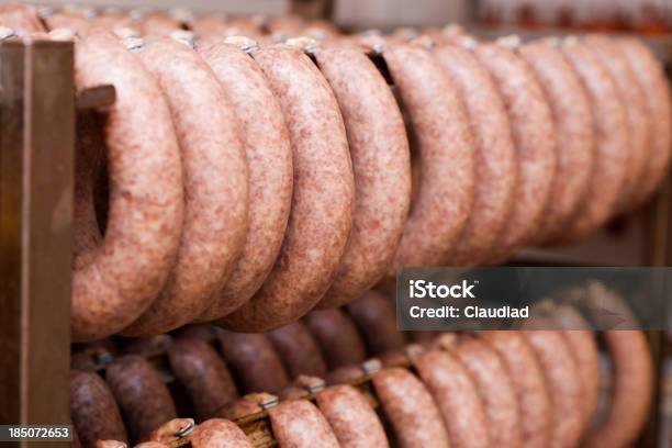 Salchichas En La Carnicería Foto de stock y más banco de imágenes de Carnicería - Carnicería, Salchicha, Alemania