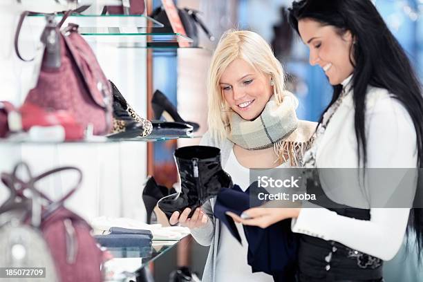 Mulheres Sapatos E Bolsas De Compras - Fotografias de stock e mais imagens de Acessório - Acessório, Adulto, Alegria
