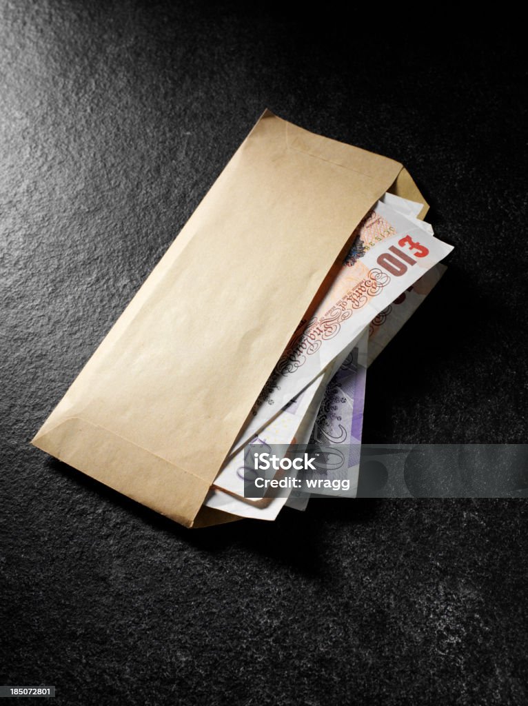 GBP 通貨、�ブラウンの封筒を開ける - 封筒のロイヤリティフリーストックフォト