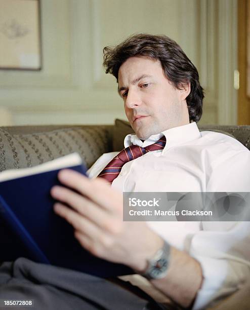 Tranquilo Medio De Guy Reading Un Libro Foto de stock y más banco de imágenes de Actividad de fin de semana - Actividad de fin de semana, Adulto, Bien parecido