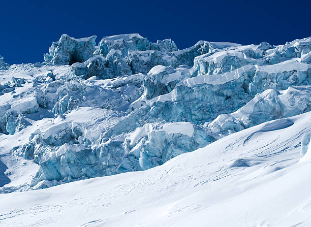 neve e ghiaccio - rough antarctica wintry landscape south pole foto e immagini stock