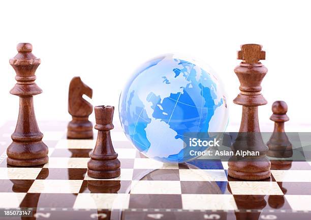 Niebieski Kula Ziemska Na Chessboard - zdjęcia stockowe i więcej obrazów Bez ludzi - Bez ludzi, Bierka szachowa, Biznes