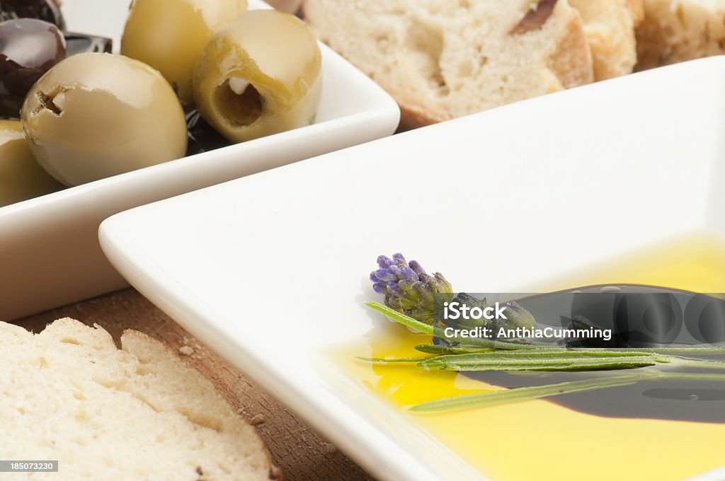 Lavanda Olio e aceto con freschi pane e olive - Foto stock royalty-free di Aceto
