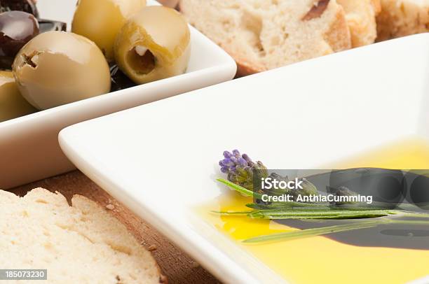 Lavanda Olio E Aceto Con Freschi Pane E Olive - Fotografie stock e altre immagini di Aceto - Aceto, Macrofotografia, Olio da tavola