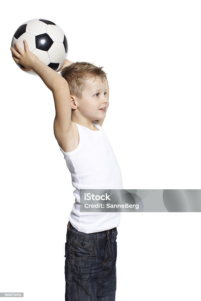 Quattro anni ragazzo lanciare un calcio - Foto stock royalty-free di Bambino