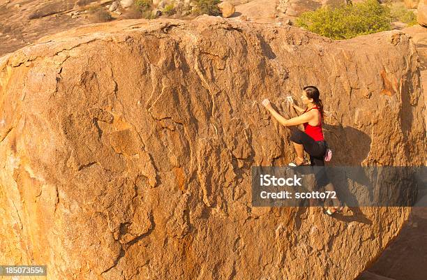 Frau Rockclimber Stockfoto und mehr Bilder von Felsklettern - Felsklettern, Abenteuer, Abgeschiedenheit