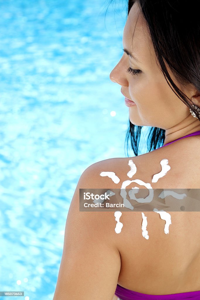 Jovem mulher aplicar creme de sol - Foto de stock de 20-24 Anos royalty-free