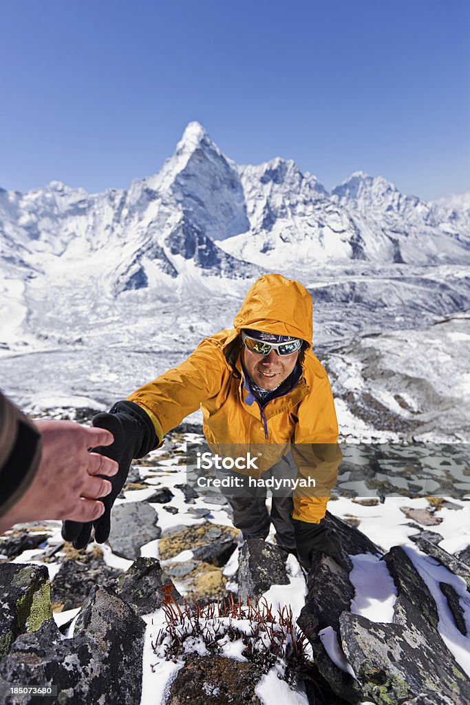 Le népalais sherpa escalade dans l'Himalaya - Photo de Sherpa libre de droits