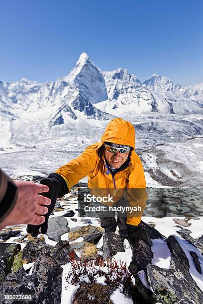 Photo libre de droit de Le Népalais Sherpa Escalade Dans Lhimalaya banque d'images et plus d'images libres de droit de Sherpa - Sherpa, Népal, Alpinisme