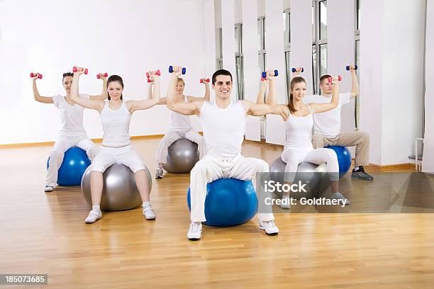 Grupa Ludzi Trening Na Piłki Fitness - zdjęcia stockowe i więcej obrazów Aerobik - Aerobik, Biały, Ciało ludzkie