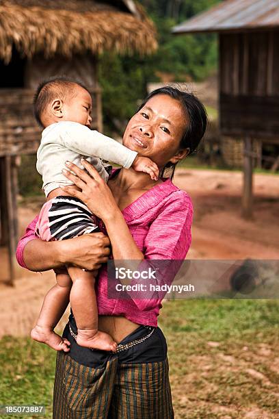 Photo libre de droit de Portrait De Jeune Femme Tenant Son Bébé Dans Le Nord Du Laos banque d'images et plus d'images libres de droit de Adulte