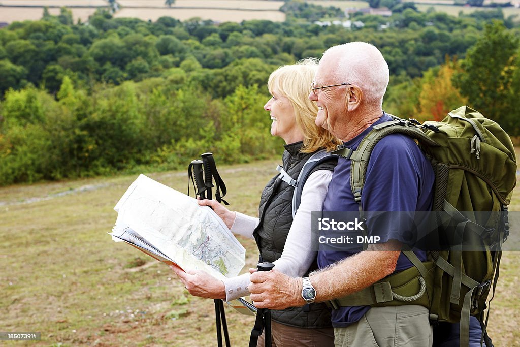 Idosos Ativos caminhadas em campo - Foto de stock de Acampar royalty-free